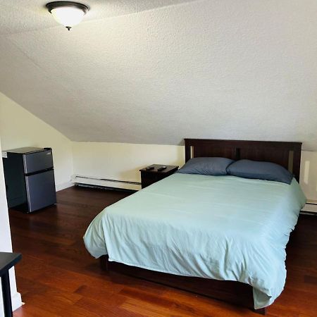 Large Sunny Room Near Whole Foods, Brown University With Shared Bathroom And Kitchen Providence Exterior photo