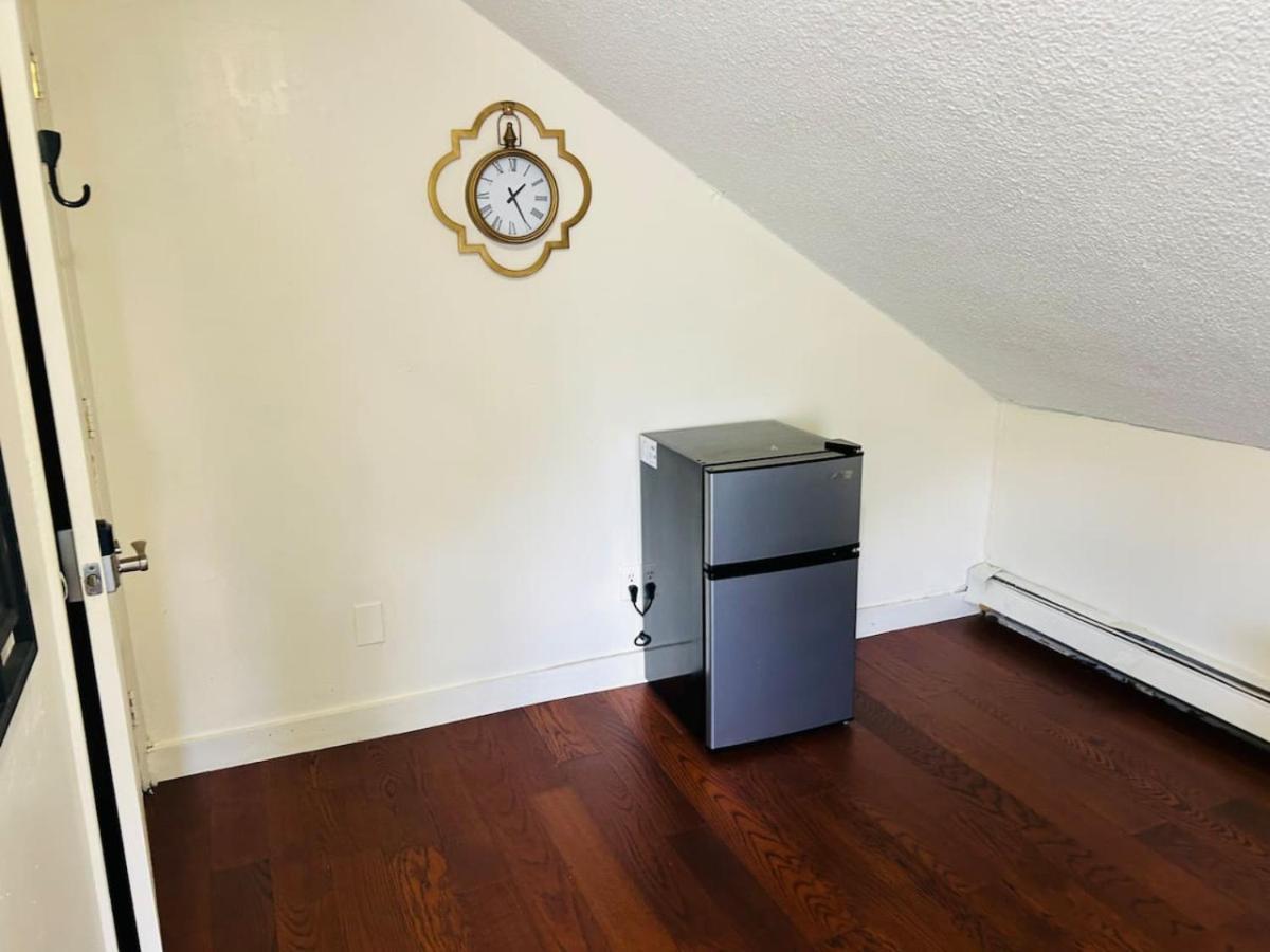 Large Sunny Room Near Whole Foods, Brown University With Shared Bathroom And Kitchen Providence Exterior photo