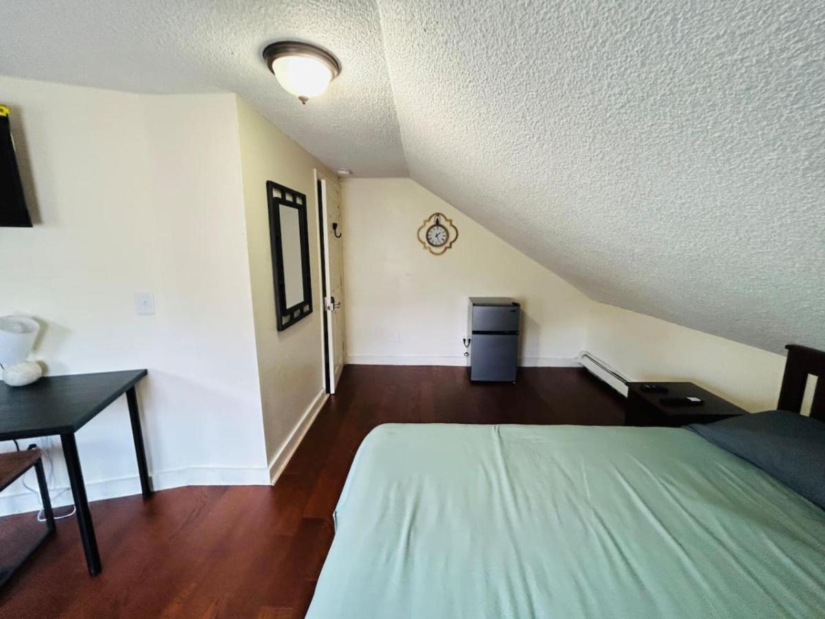 Large Sunny Room Near Whole Foods, Brown University With Shared Bathroom And Kitchen Providence Exterior photo